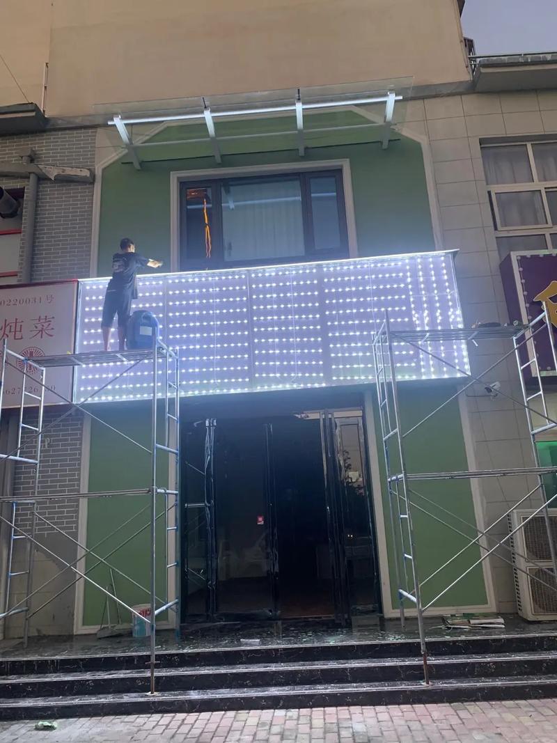 從創(chuàng)意到現(xiàn)實(shí) 又一廣告門頭制作完工，施工現(xiàn)場(chǎng)實(shí)拍見(jiàn)證匠心